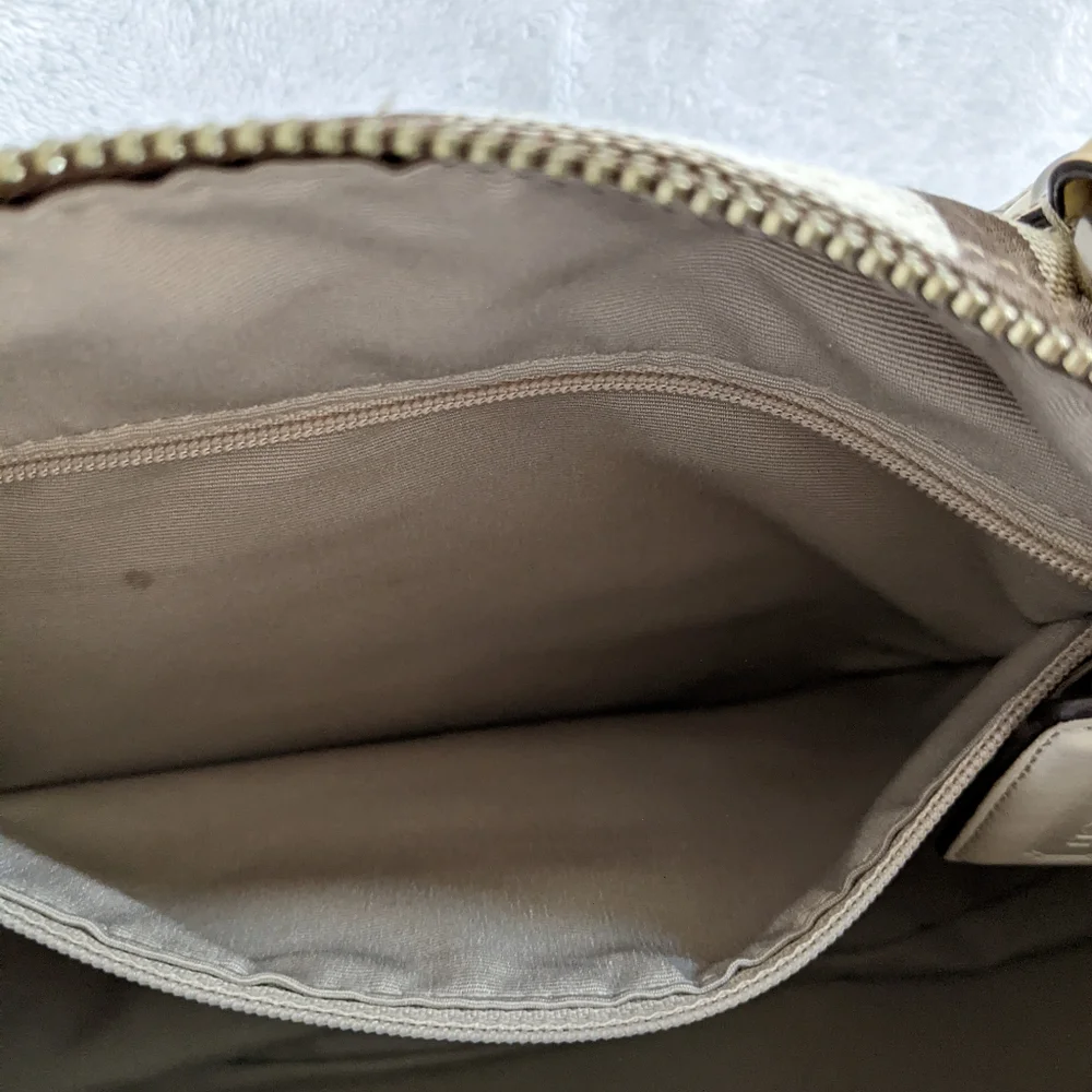 Coach Signature Hand bag - Picture 11 of 16